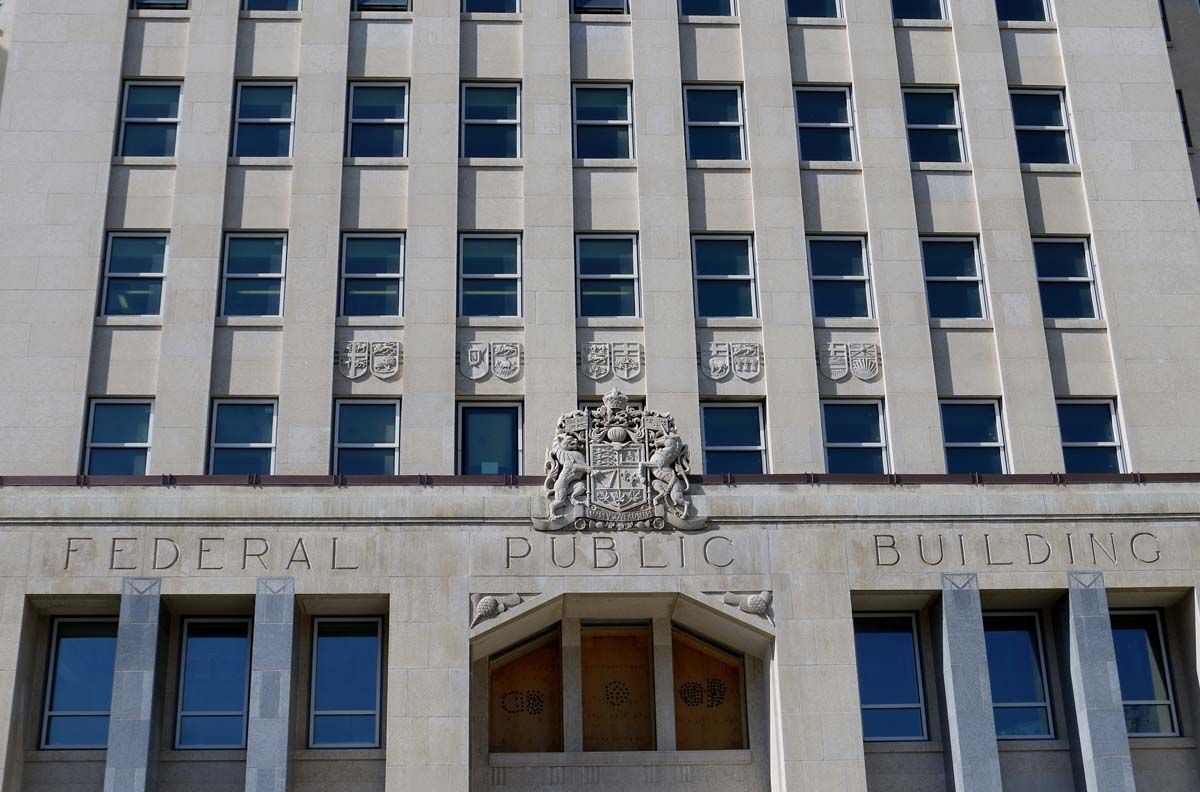 Detail of the entrance of the Federal Building from 2013, highlighting architectural features.