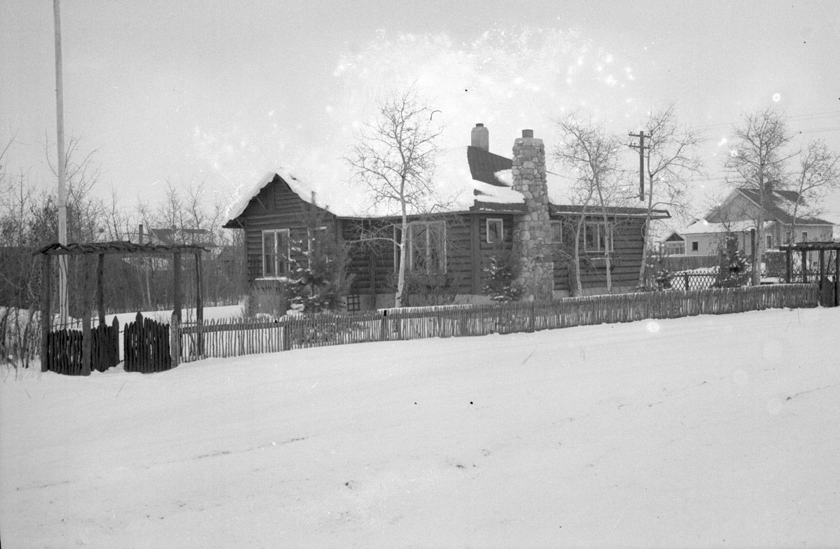 Exterior view of the Field Log House, city of Edmonton archives photograph from 1941.