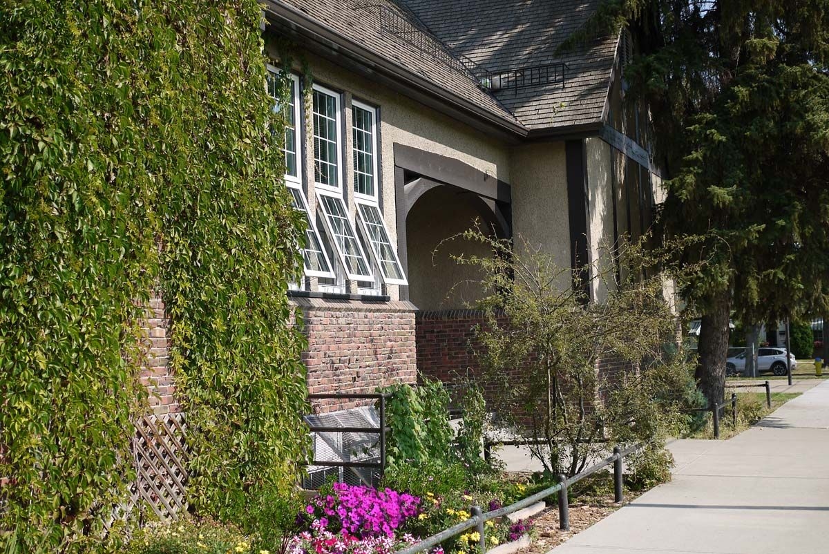 Glenora Elementary School, 2013, front detail. Photo courtesy of Ann Hall.