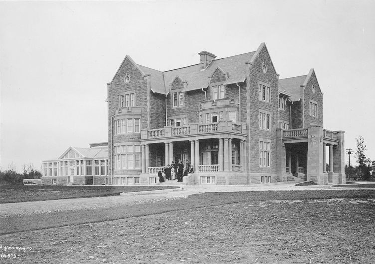 Side view of Government House in 1912, showcasing the greenhouse, captured by the City of Edmonton Archives.