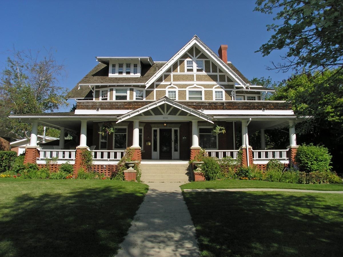 Exterior view of Holgate Residence in 2006, City of Edmonton Archives.