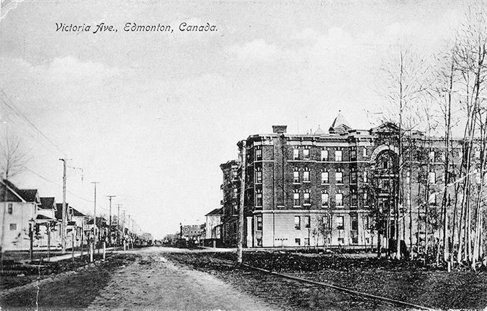 Historical photograph of Le Marchand Mansion taken around 1914 on Victoria Avenue.