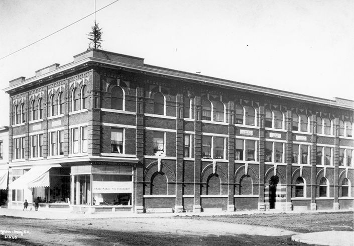 Photograph of MacLean Block's east façade taken in 1914.