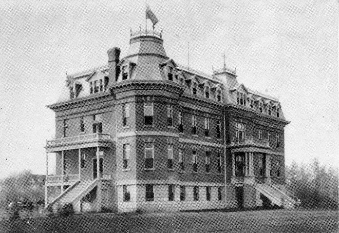 Exterior view of the Misericordia Hospital, taken circa 1915.
