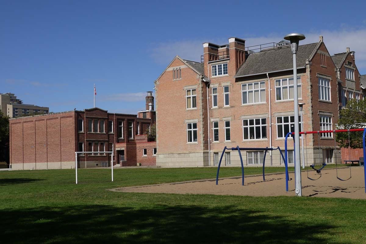 Oliver School, 2013, side view. Photo courtesy of Ann Hall.