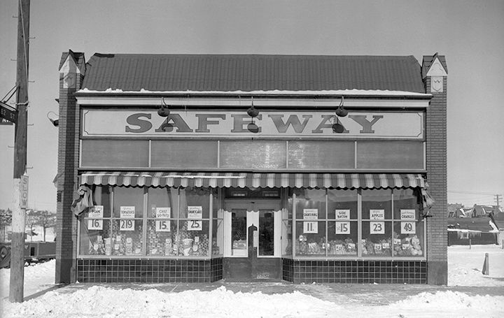 Exterior view of Safeway on 82 Street, showcasing the store front.