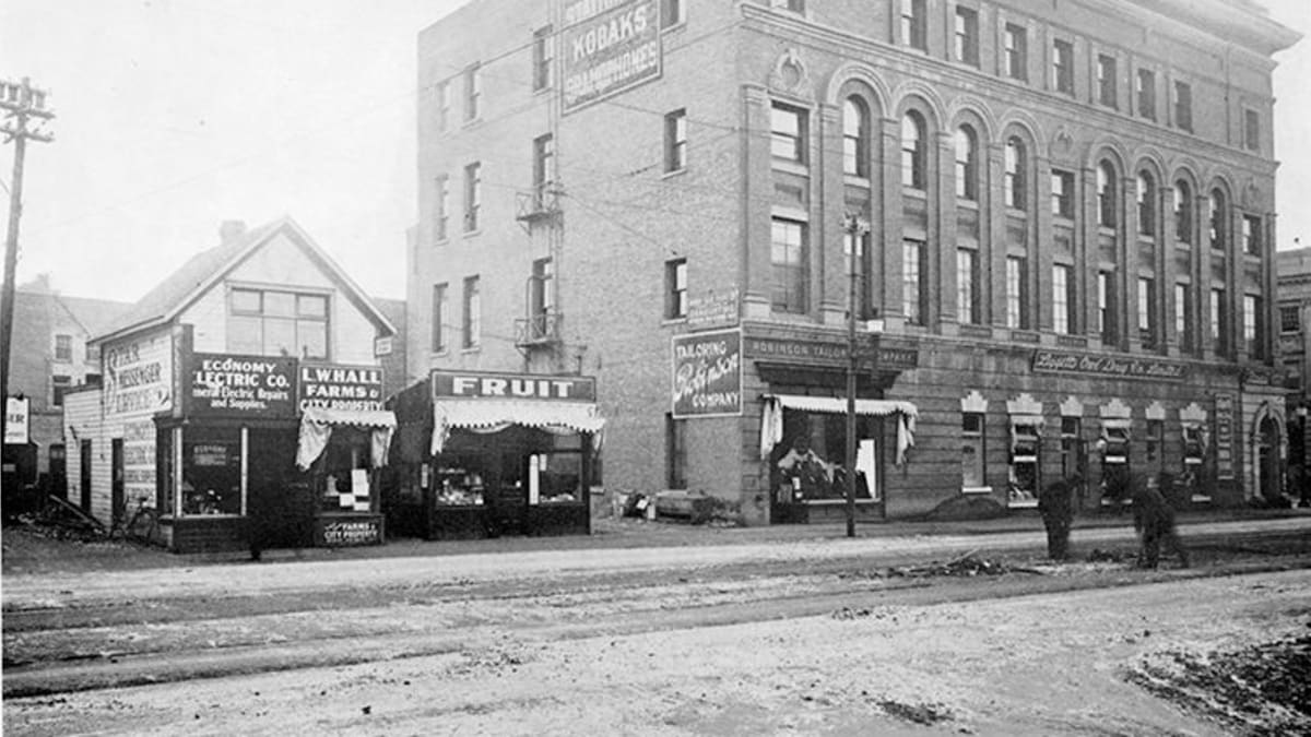A photograph of Empire Block taken from the north around the year 1918, showing the building's exterior.