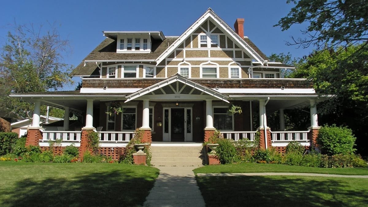 Exterior view of Holgate Residence in 2006, City of Edmonton Archives.