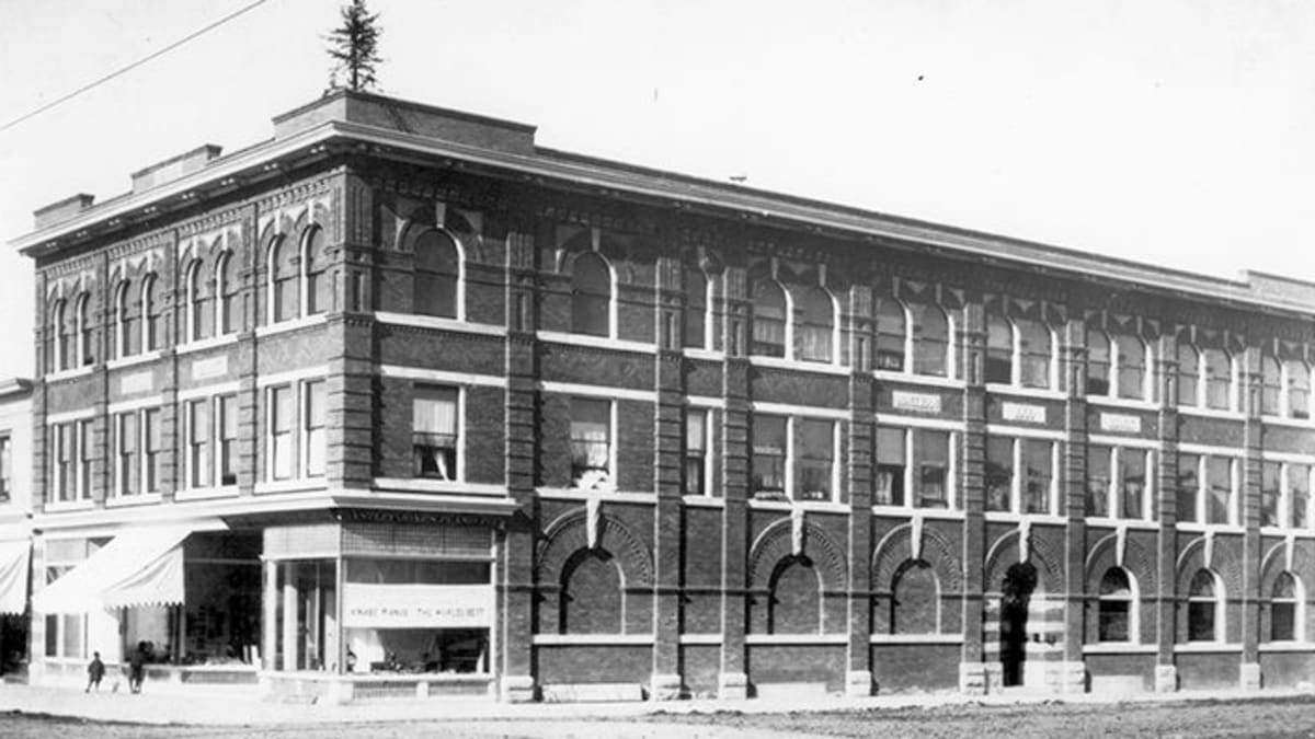 Photograph of MacLean Block's east façade taken in 1914.