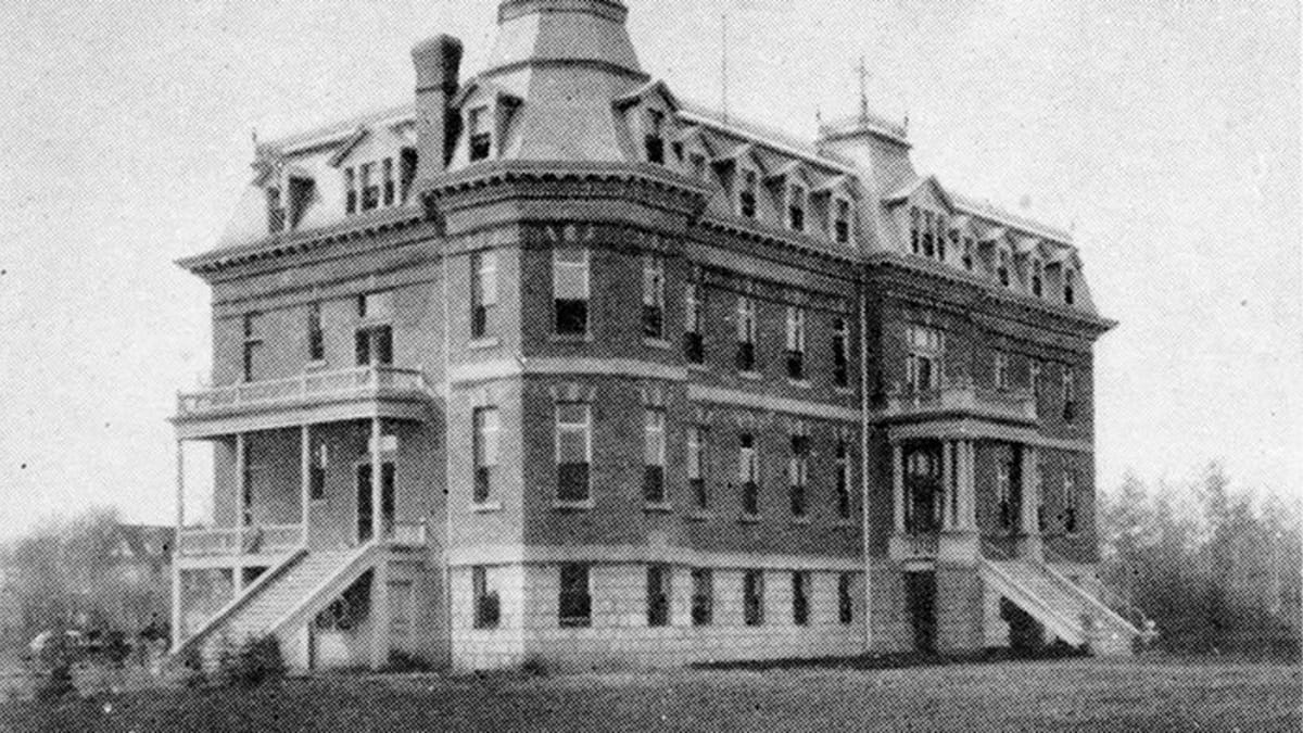 Exterior view of the Misericordia Hospital, taken circa 1915.