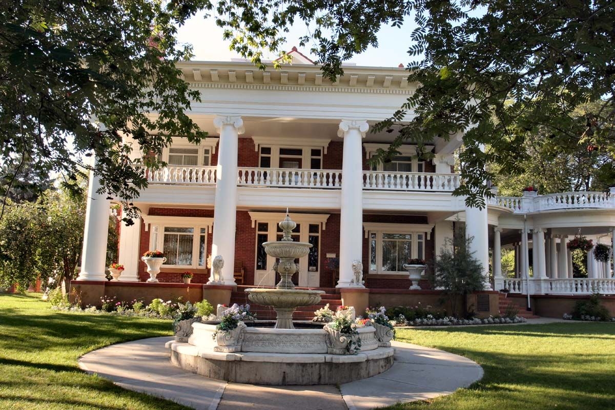 Magrath Mansion, 2007, front entrance detail. Photo by Lawrence Herzog. Courtesy of City of Edmonton Sustainable Development.